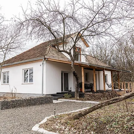 - Csuecsoek Haz Apartman *